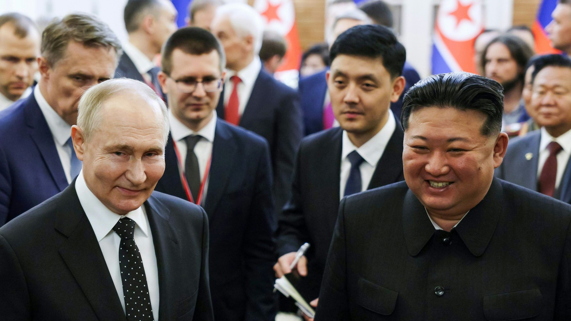 ARCHIV - 19.06.2024, Nordkorea, Pjöngjang: Auf diesem von der staatlichen Nachrichtenagentur Sputnik via AP veröffentlichten Foto lächeln der russische Präsident Wladimir Putin (l) und Nordkoreas Machthaber Kim Jong Un auf einem Spaziergang nach ihren Gesprächen. Die Atommacht Russland und Nordkorea schmieden im Konflikt mit den USA und deren Verbündeten in Pjöngjang ein neues Bündnis.  (zu dpa: «Die wichtigsten Ereignisse des Jahres 2024 - Juni») Foto: Gavriil Grigorov/Pool Sputnik Kremlin/AP/dpa +++ dpa-Bildfunk +++