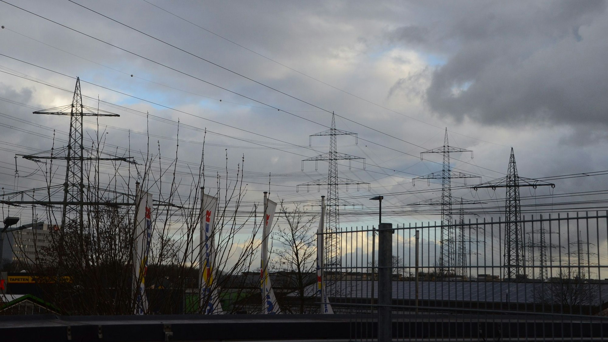 Stromleitungen, brummende Wohnung im Stadtteil Rotter See, Anwohnerin vom Hessenweg, Anwohnerin stand im Kontakt mit der Firma Reifenhäuser