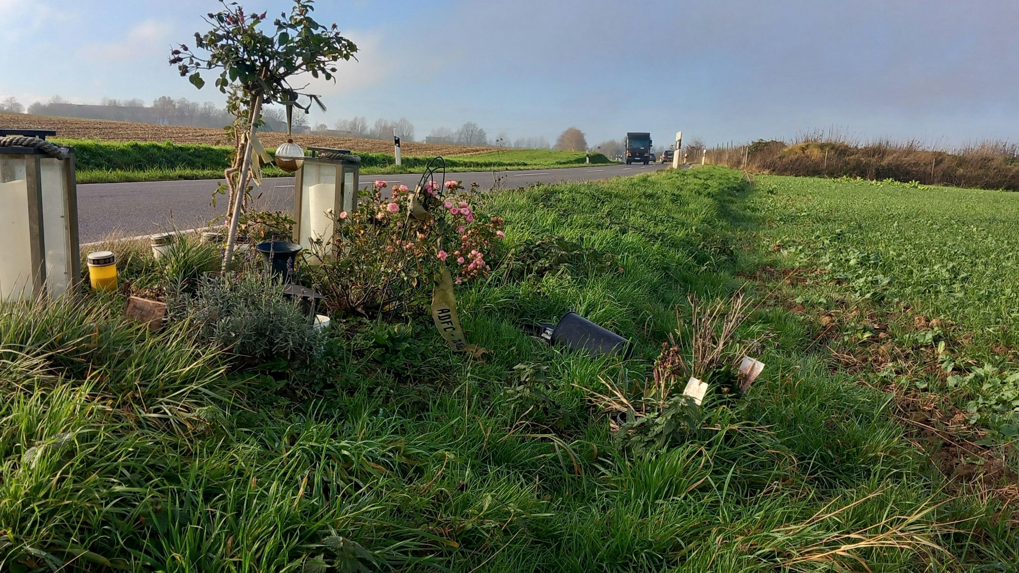 An der Unfallstelle stehen immer noch Kerzen.