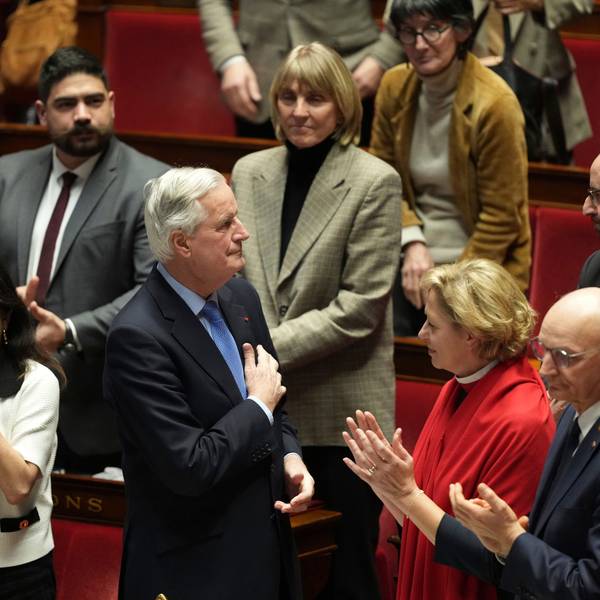 04.12.2024, Frankreich, Paris: Der französische Premier Michel Barnier erhält Applaus von seinen Ministern und Parlamentsmitgliedern, nachdem er vor der Nationalversammlung über einen Misstrauensantrag gesprochen hat, der den Premier und sein Kabinett zum ersten Mal seit 1962 zu Fall bringen könnte. Foto: Michel Euler/AP/dpa +++ dpa-Bildfunk +++