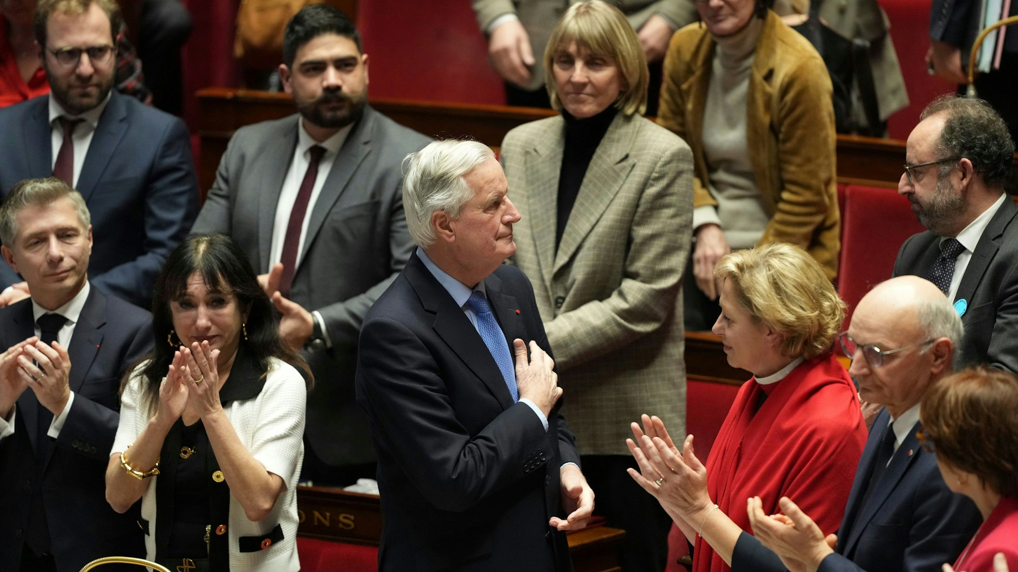 04.12.2024, Frankreich, Paris: Der französische Premier Michel Barnier erhält Applaus von seinen Ministern und Parlamentsmitgliedern, nachdem er vor der Nationalversammlung über einen Misstrauensantrag gesprochen hat, der den Premier und sein Kabinett zum ersten Mal seit 1962 zu Fall bringen könnte. Foto: Michel Euler/AP/dpa +++ dpa-Bildfunk +++