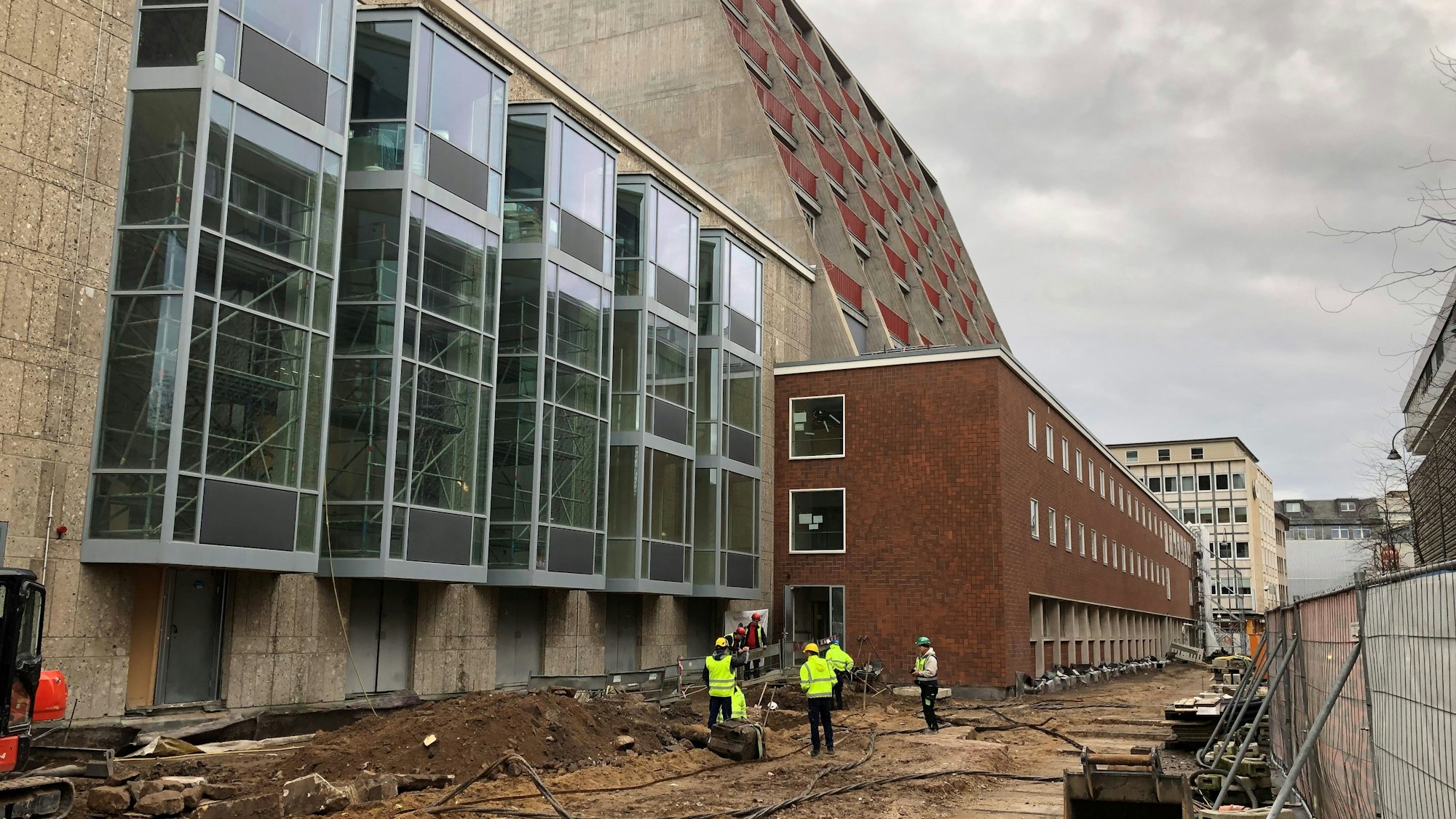 Bei Arbeiten an der Nordseite der Kölner Oper wurden historische Mauerreste im Boden entdeckt.