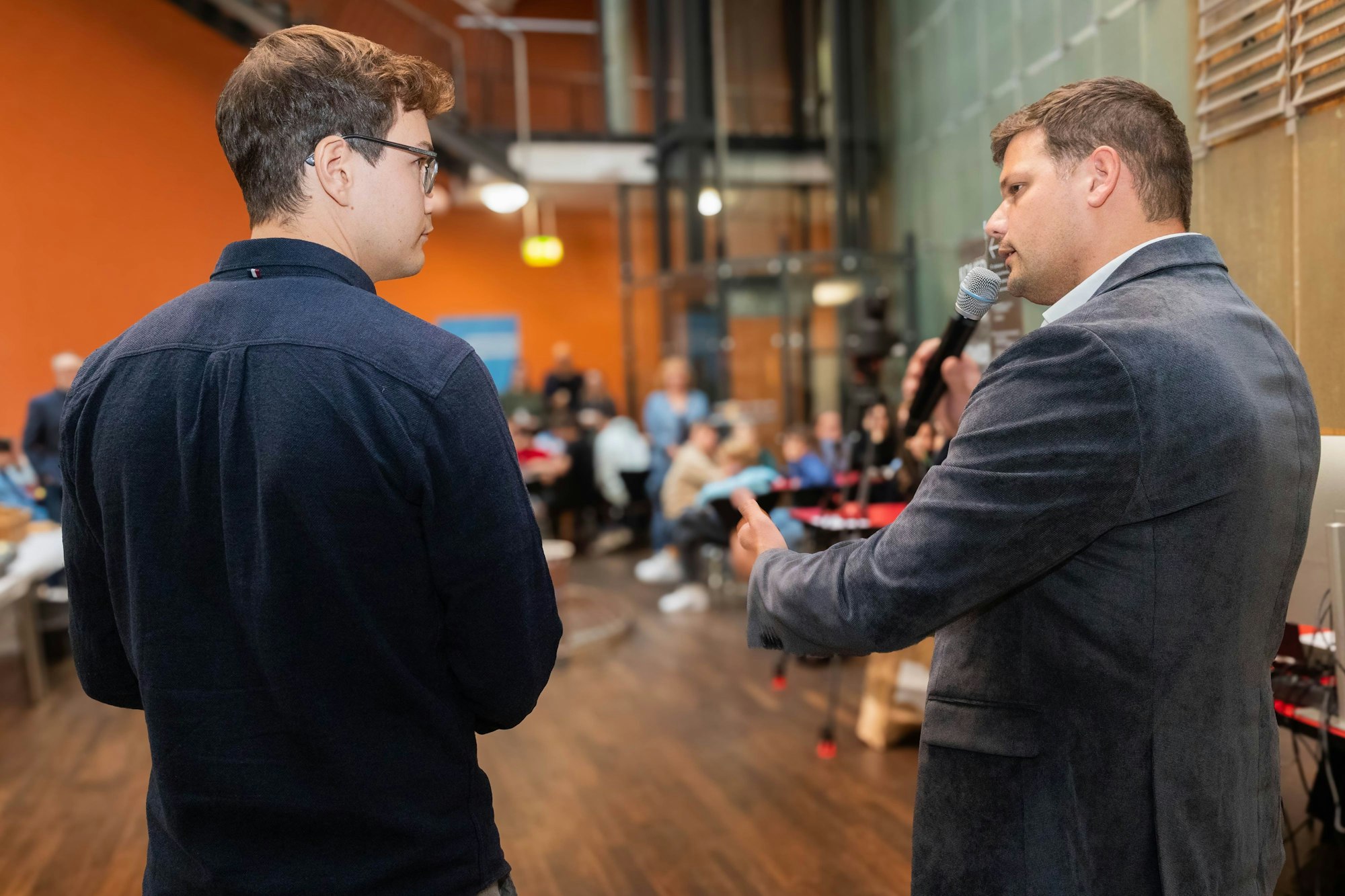 Johannes Heinen, Geschäftsführer des Heinen-Verlags (r.), im Gespräch mit Moderator Simon Westphal.