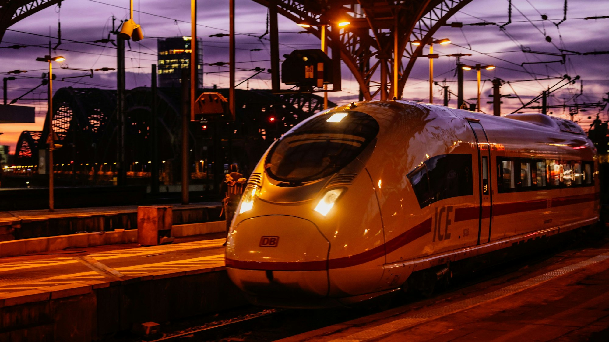 ARCHIV - 29.01.2024, Nordrhein-Westfalen, Köln: Ein ICE fährt in den Kölner Hauptbahnhof ein.