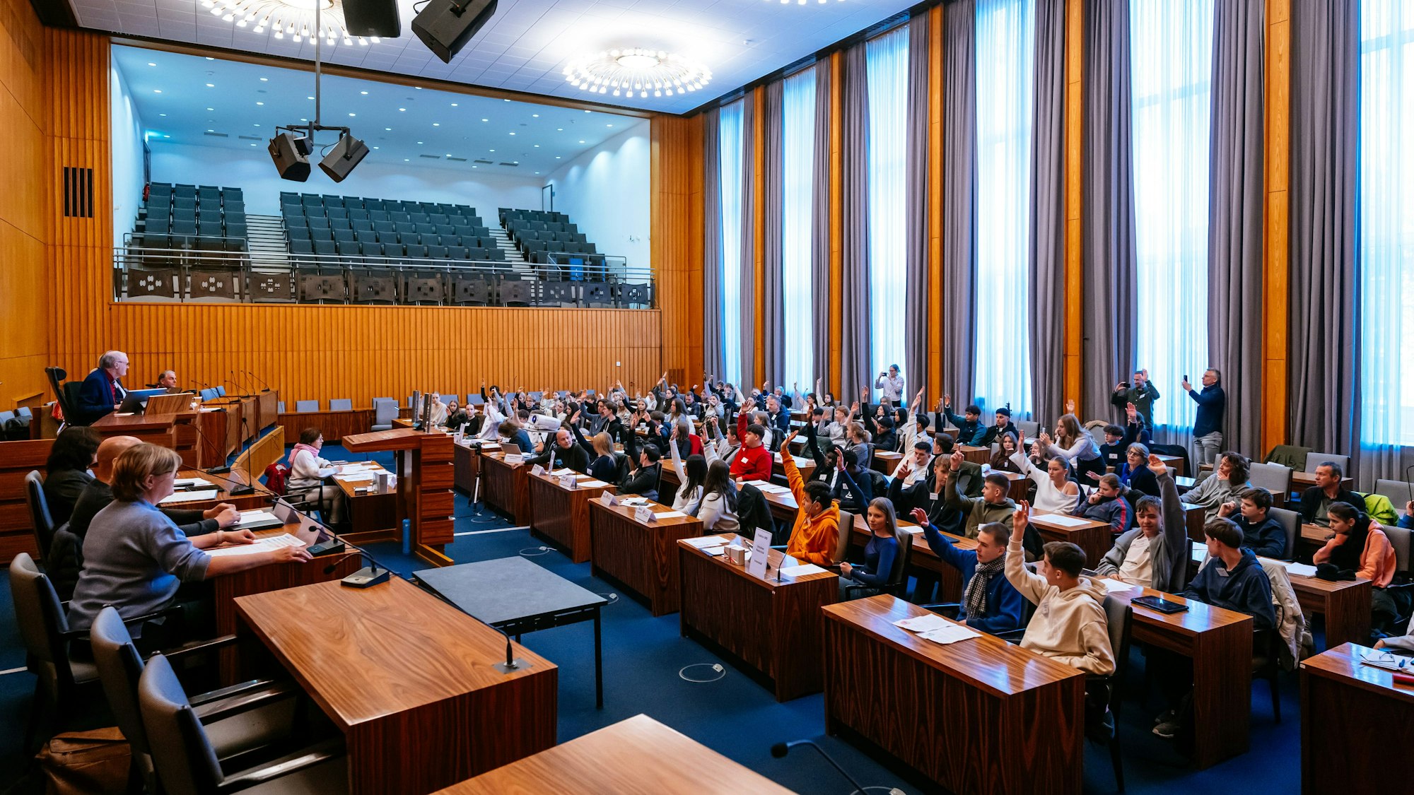 Wie in einer richtigen Ratssitzung stimmten die Jugendliche über ihre Anträge ab.