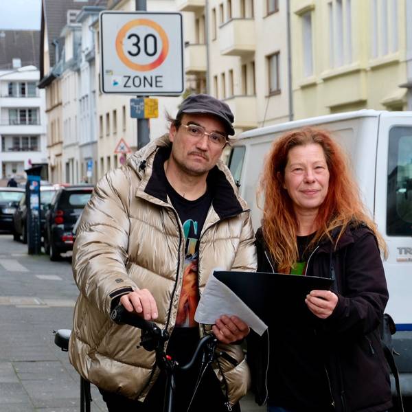 Tom Geffe und Caroline Michel sind mit dem Bebauungsplan auf dem Teil Gerolsteiner Straße unterwegs, wo 15 Bäume fehlen.