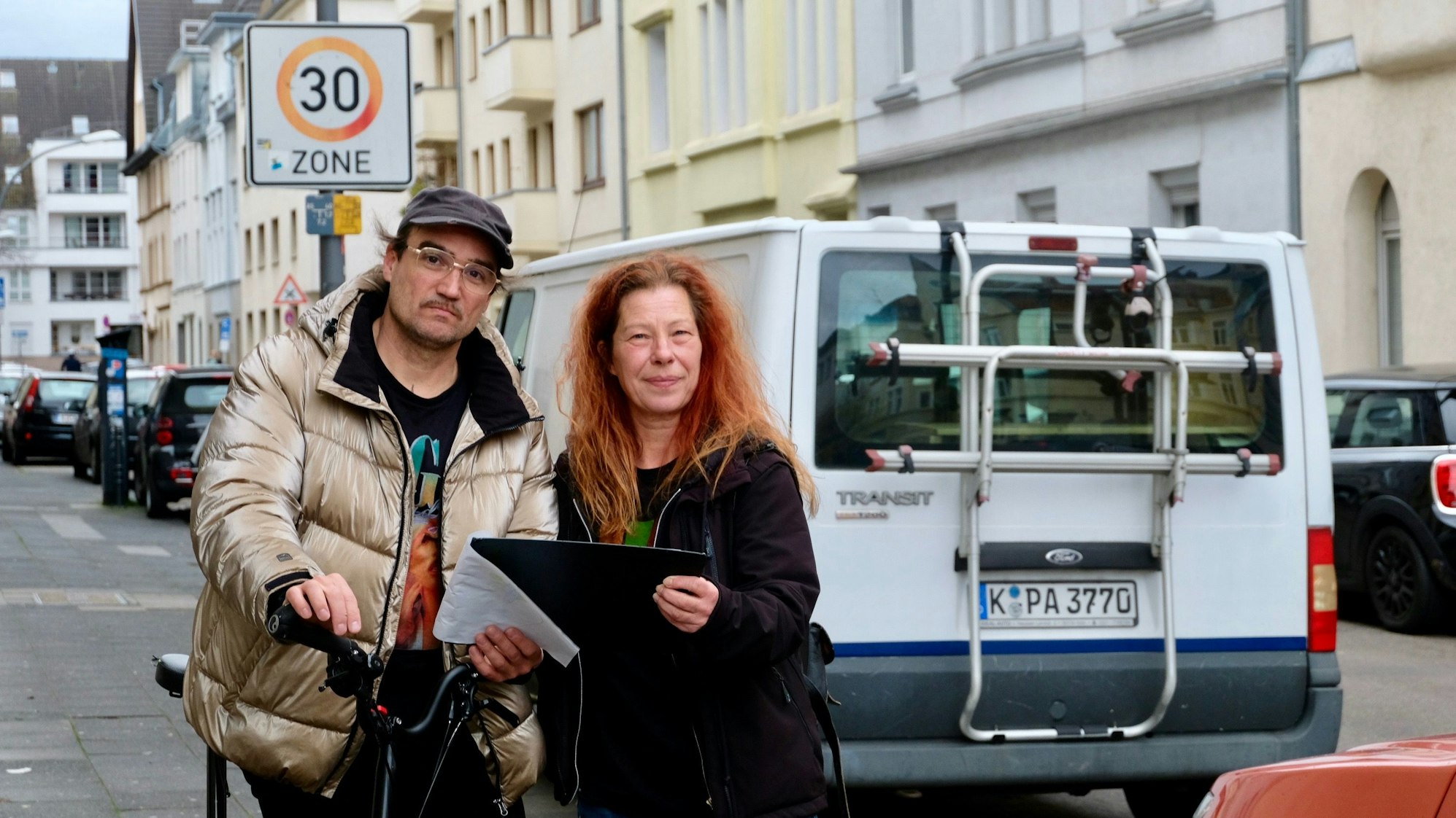 Tom Geffe und Caroline Michel sind mit dem Bebauungsplan auf dem Teil Gerolsteiner Straße unterwegs, wo 15 Bäume fehlen.