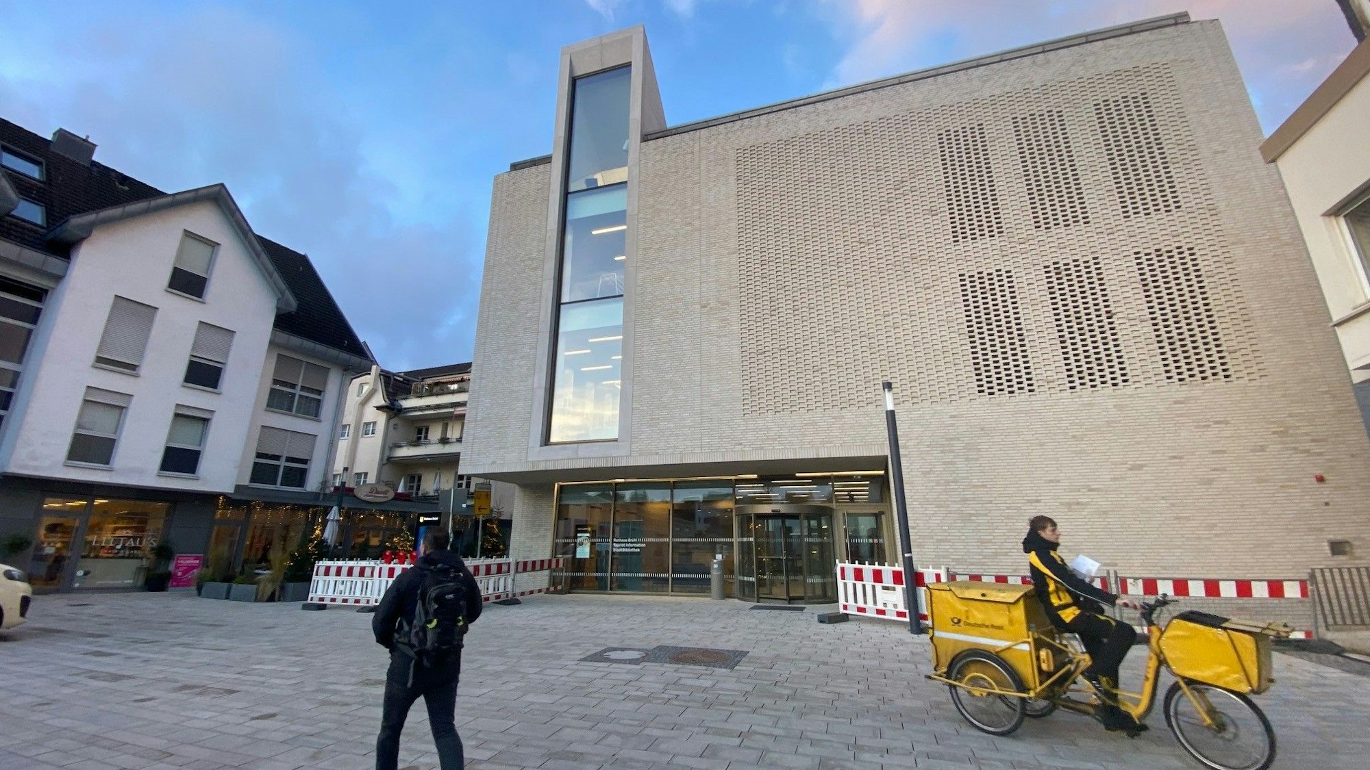 Zu sehen ist das Gebäude, in dem die Bibliothek untergebracht ist.