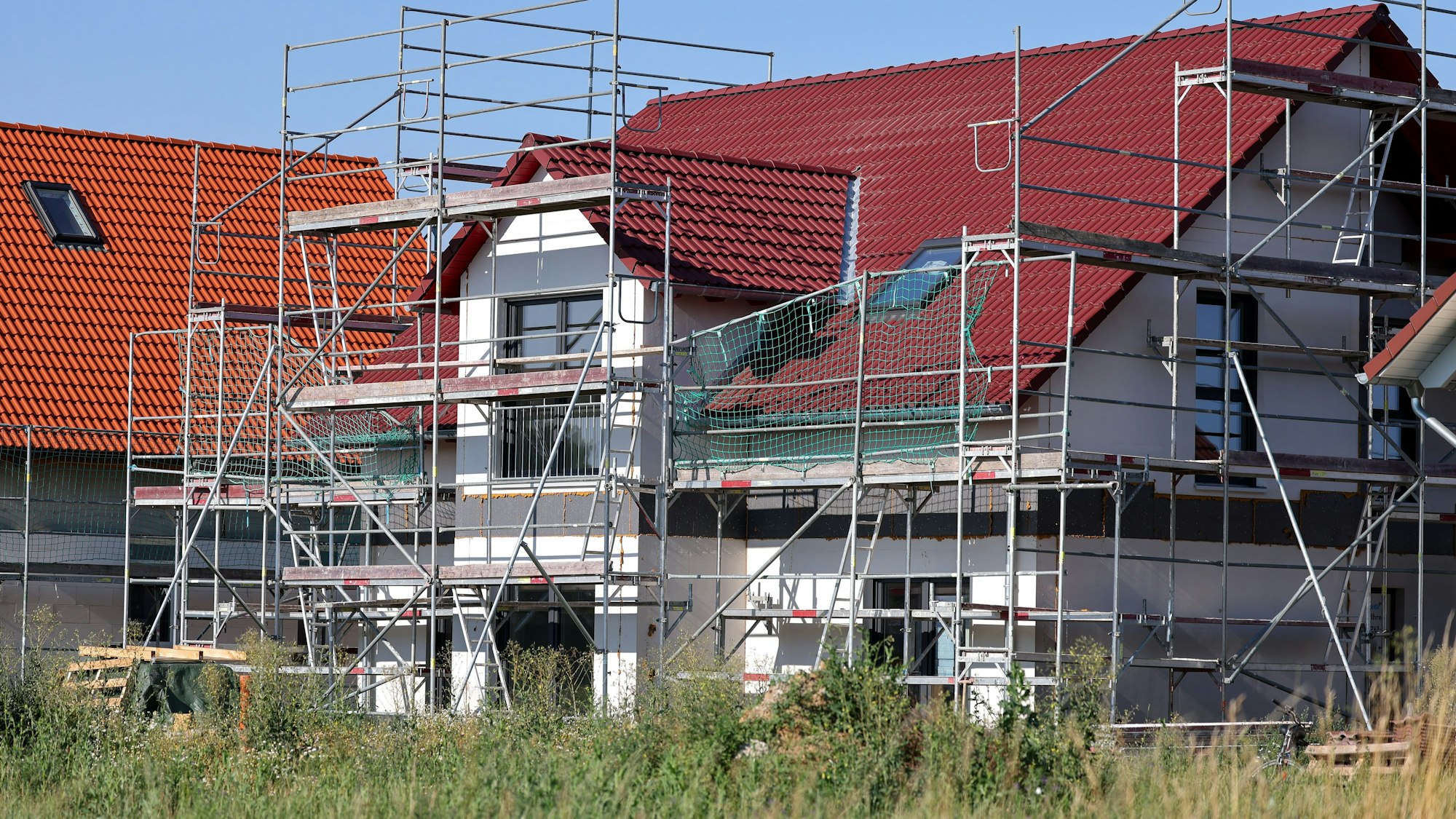 Angesichts attraktiver Bauzinsen lohnt sich der Blick auf energieeffiziente Bauvorhaben.