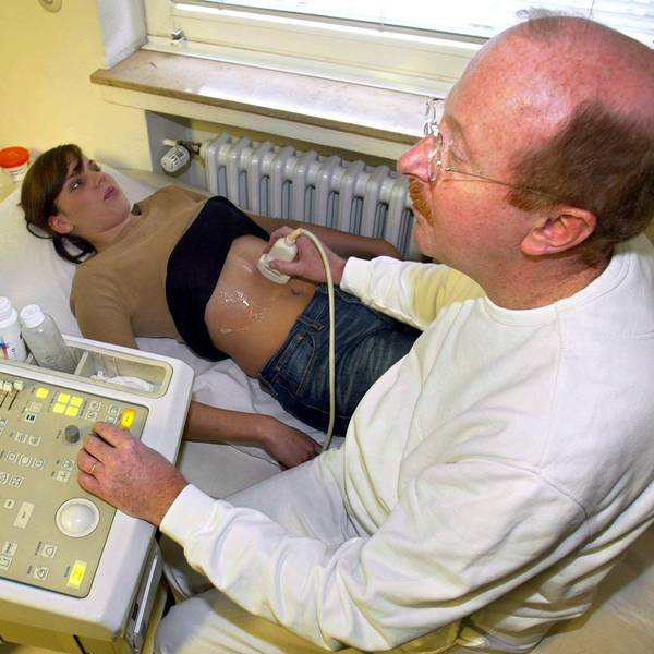 Ein Arzt macht eine Ultraschall-Untersuchung bei einer Patientin (Archivbild).