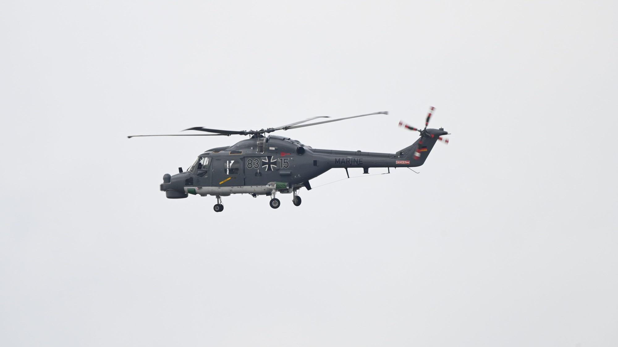 ARCHIV - 05.05.2024, Niedersachsen, Wilhelmshaven: Die Bordhubschrauber des Typs «Sea Lynx» begrüßt die wartenden Angehörigen aus der Luft. Die Fregatte «Hessen» kehrt nach einem Einsatz im Roten Meer nach Wilhelmshaven zurück. (zu dpa: «Russische Schiffsbesatzung schießt bei Bundeswehr-Einsatz») Foto: Lars Penning/dpa +++ dpa-Bildfunk +++