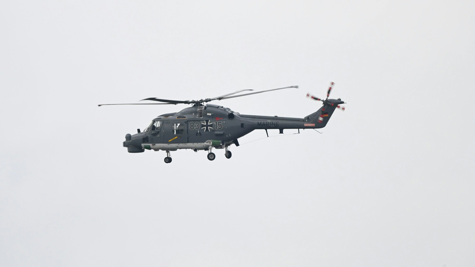 ARCHIV - 05.05.2024, Niedersachsen, Wilhelmshaven: Die Bordhubschrauber des Typs «Sea Lynx» begrüßt die wartenden Angehörigen aus der Luft. Die Fregatte «Hessen» kehrt nach einem Einsatz im Roten Meer nach Wilhelmshaven zurück. (zu dpa: «Russische Schiffsbesatzung schießt bei Bundeswehr-Einsatz») Foto: Lars Penning/dpa +++ dpa-Bildfunk +++