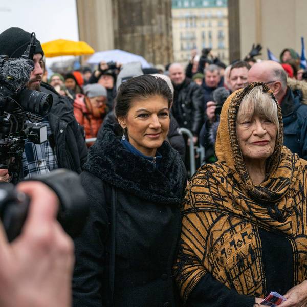 Sahra Wagenknecht (Die Linke, l), und Alice Schwarzer, Frauenrechtlerin, kommen Im Februar 2023 zu einer Demonstration für Verhandlungen mit Russland am Brandenburger Tor. (Archivbild)