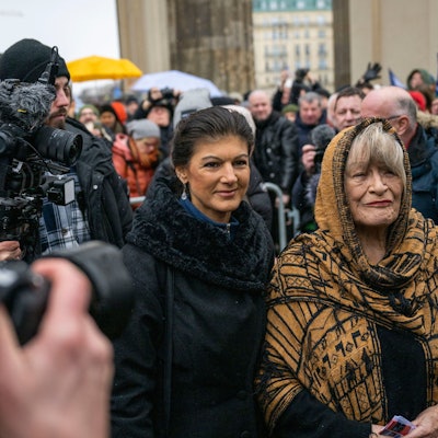 Sahra Wagenknecht (Die Linke, l), und Alice Schwarzer, Frauenrechtlerin, kommen Im Februar 2023 zu einer Demonstration für Verhandlungen mit Russland am Brandenburger Tor. (Archivbild)