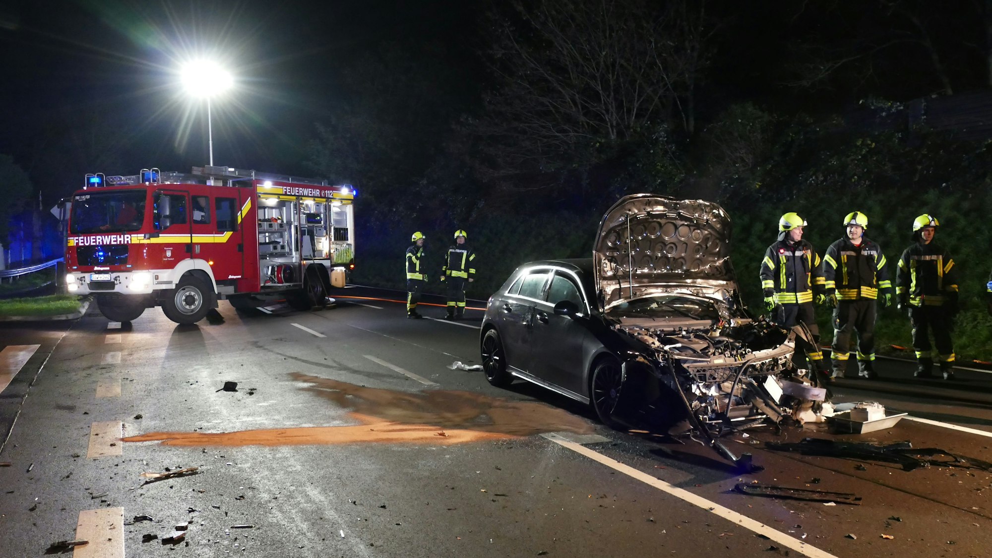 Ein zerstörtes Auto steht auf einer Straße.