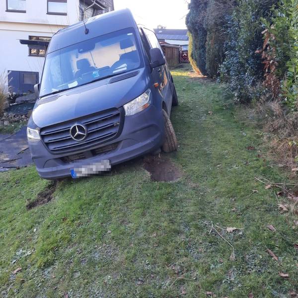 Kein Vor und auch kein Zurück gab es für dieses Lieferfahrzeug des Versandhandels Amazon: Es hatte sich auf einem unbefestigten Weg mitten in der Waldbröler Ortschaft Schönenbach festgefahren. Das Foto zeigt den havarierten Transporter