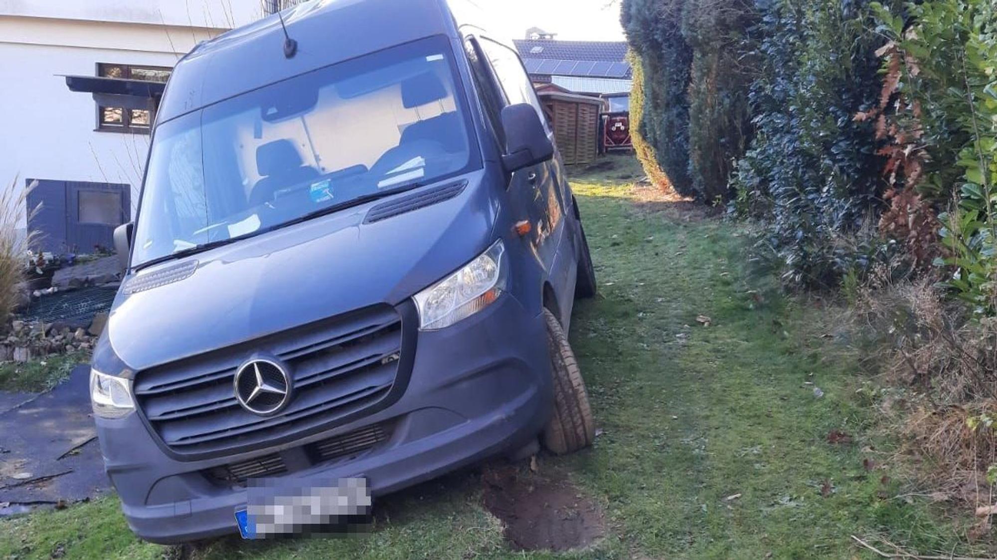 Kein Vor und auch kein Zurück gab es für dieses Lieferfahrzeug des Versandhandels Amazon: Es hatte sich auf einem unbefestigten Weg mitten in der Waldbröler Ortschaft Schönenbach festgefahren. Das Foto zeigt den havarierten Transporter