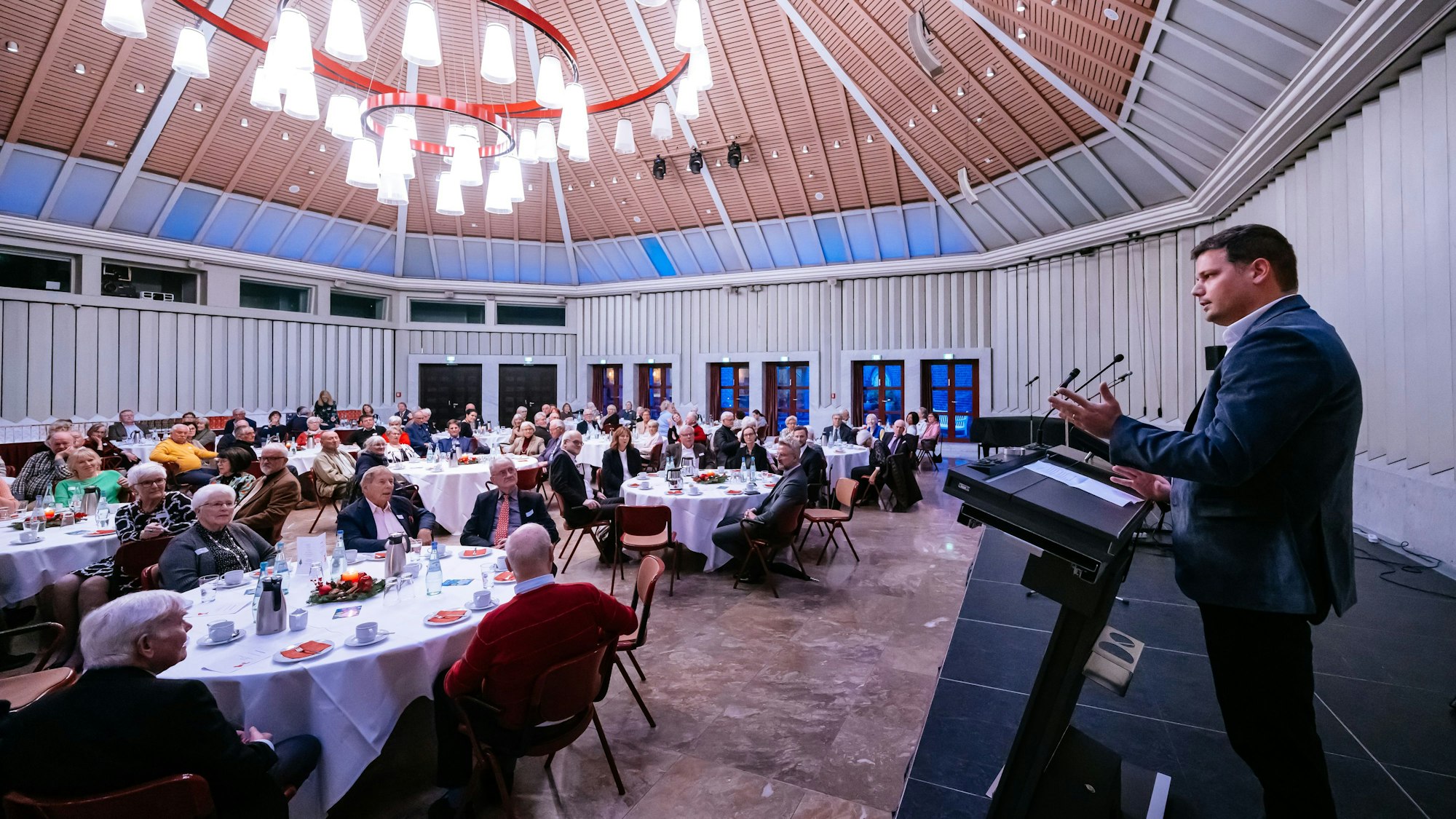 Johannes Heinen übernahm erstmalig die Begrüßung der Gäste der Pensionärsfeier.