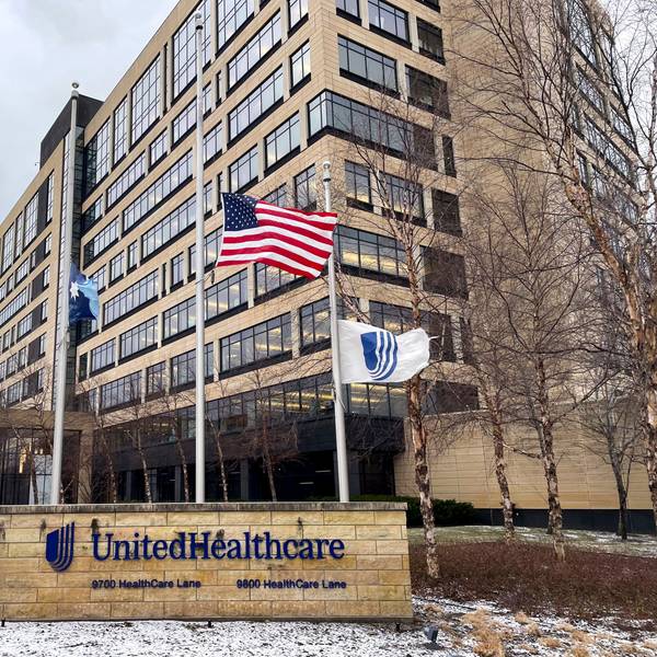 04.12.2024, USA, Minnetonka: Vor dem Hauptsitz von UnitedHealthcare wehen die Flaggen auf Halbmast. CEO Brian Thompson war vor einem Hotel in New York erschossen worden. Foto: Kerem Yücel/Minnesota Public Radio/AP +++ dpa-Bildfunk +++