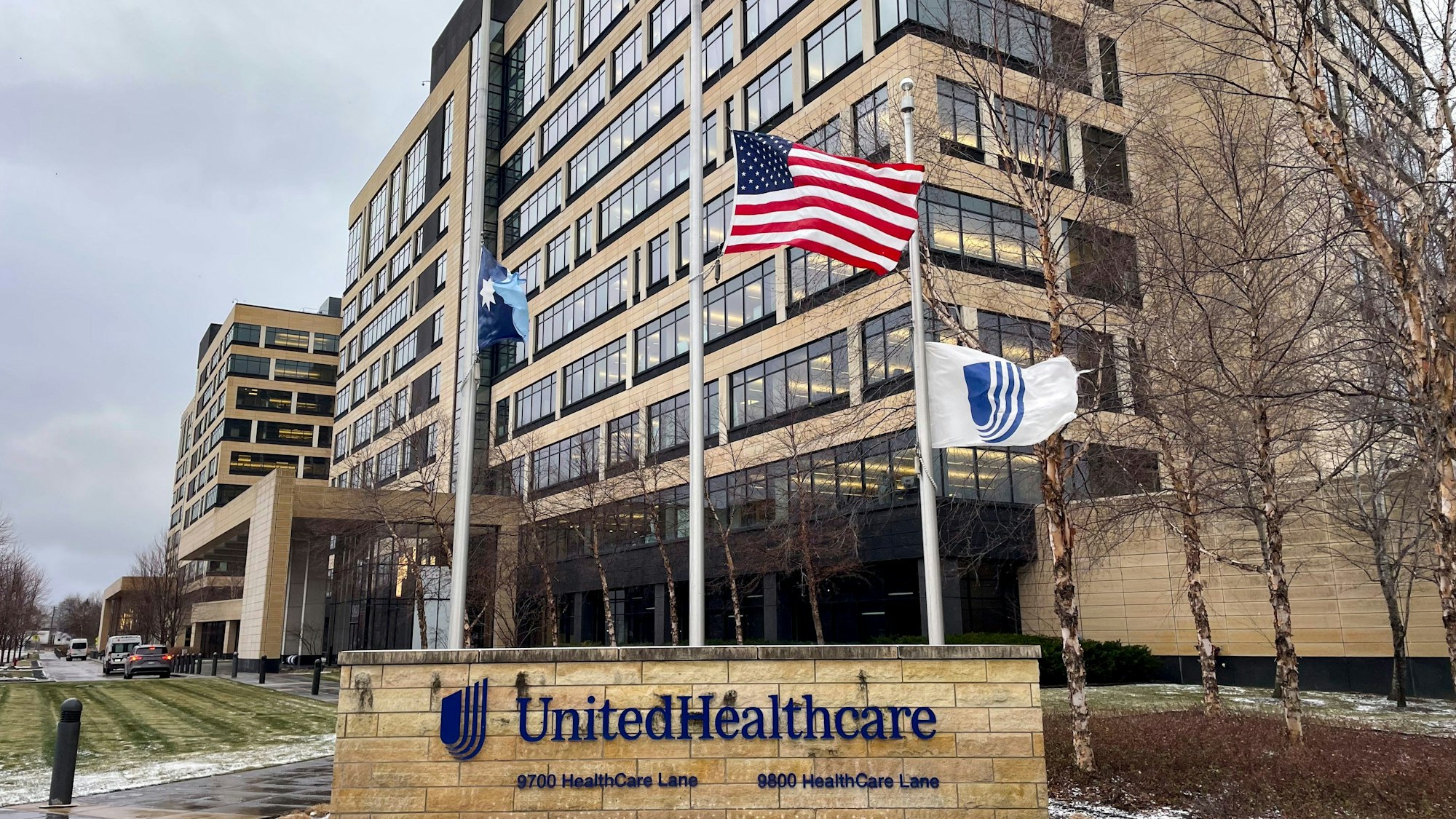 04.12.2024, USA, Minnetonka: Vor dem Hauptsitz von UnitedHealthcare wehen die Flaggen auf Halbmast. CEO Brian Thompson war vor einem Hotel in New York erschossen worden. Foto: Kerem Yücel/Minnesota Public Radio/AP +++ dpa-Bildfunk +++