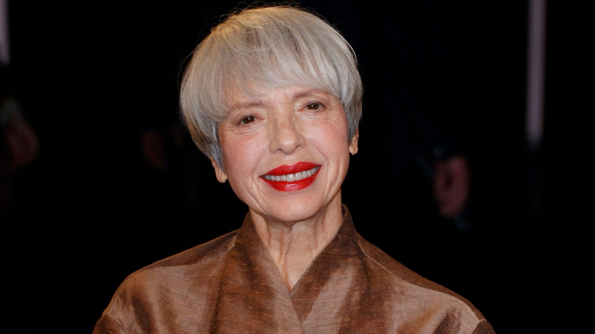 Helen Schneider lächelt in die Kamera.