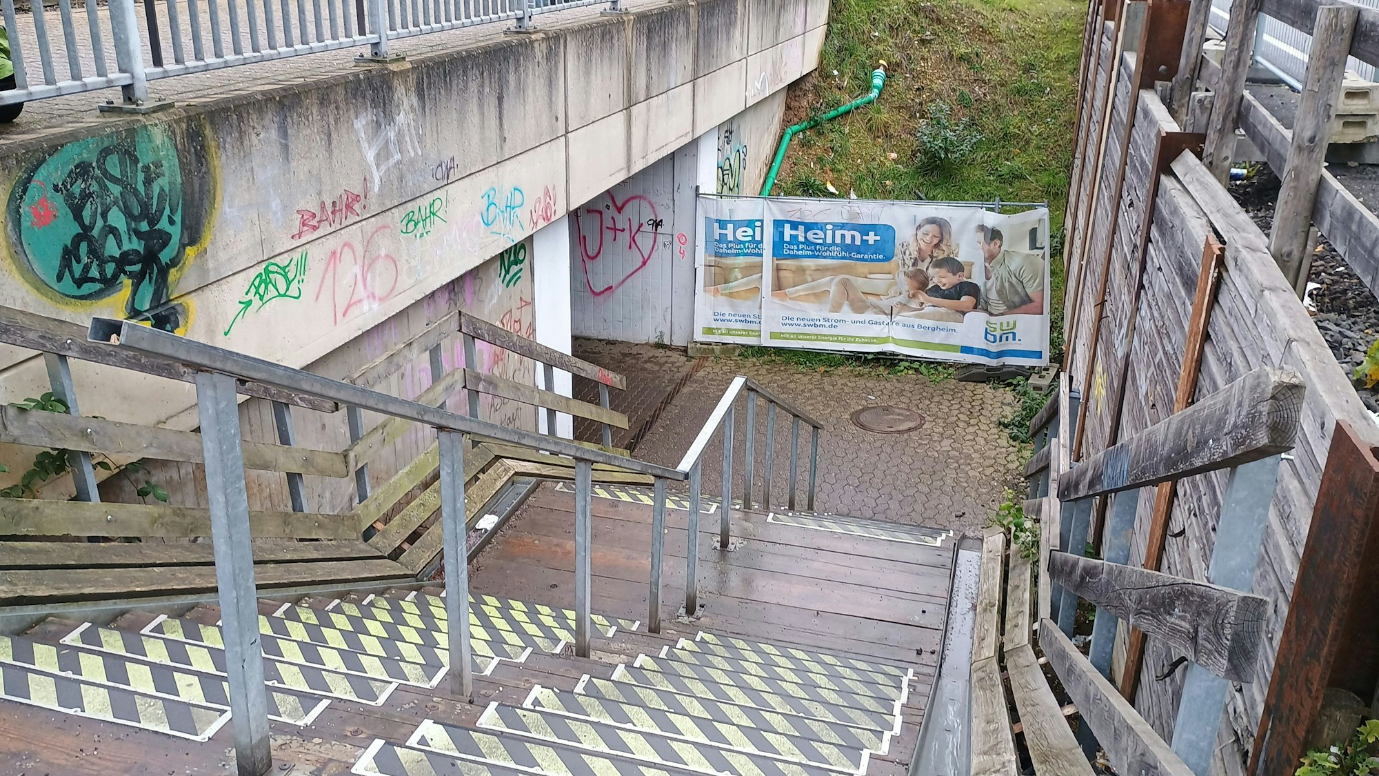 Auf dem Bild ist die Treppe aus Holz zu sehen, die hinab führt.