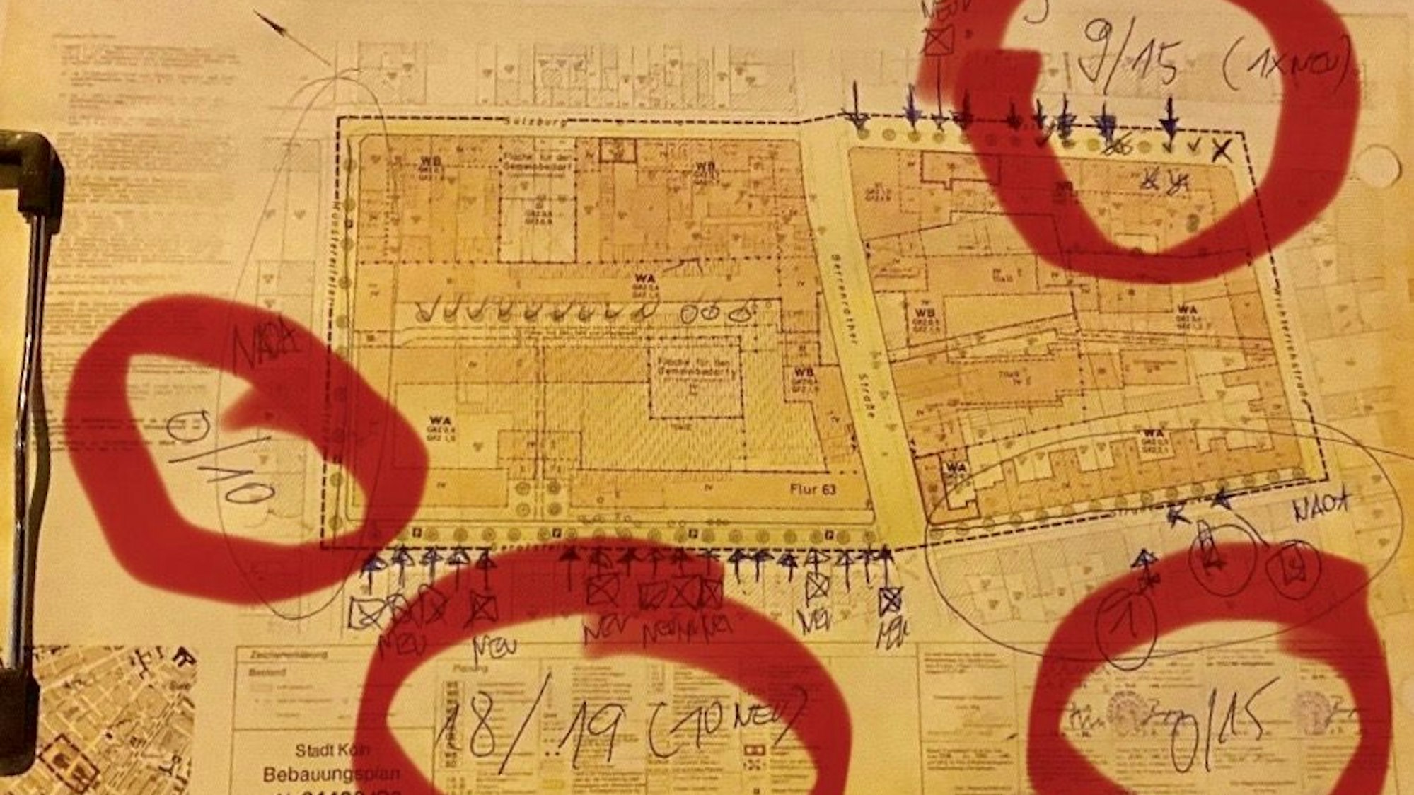 Eine Kopie des Bebauungsplans, auf der Geffe, genau notiert hat, wie viele der vorgesehenen Bäume wo gepflanzt wurden.