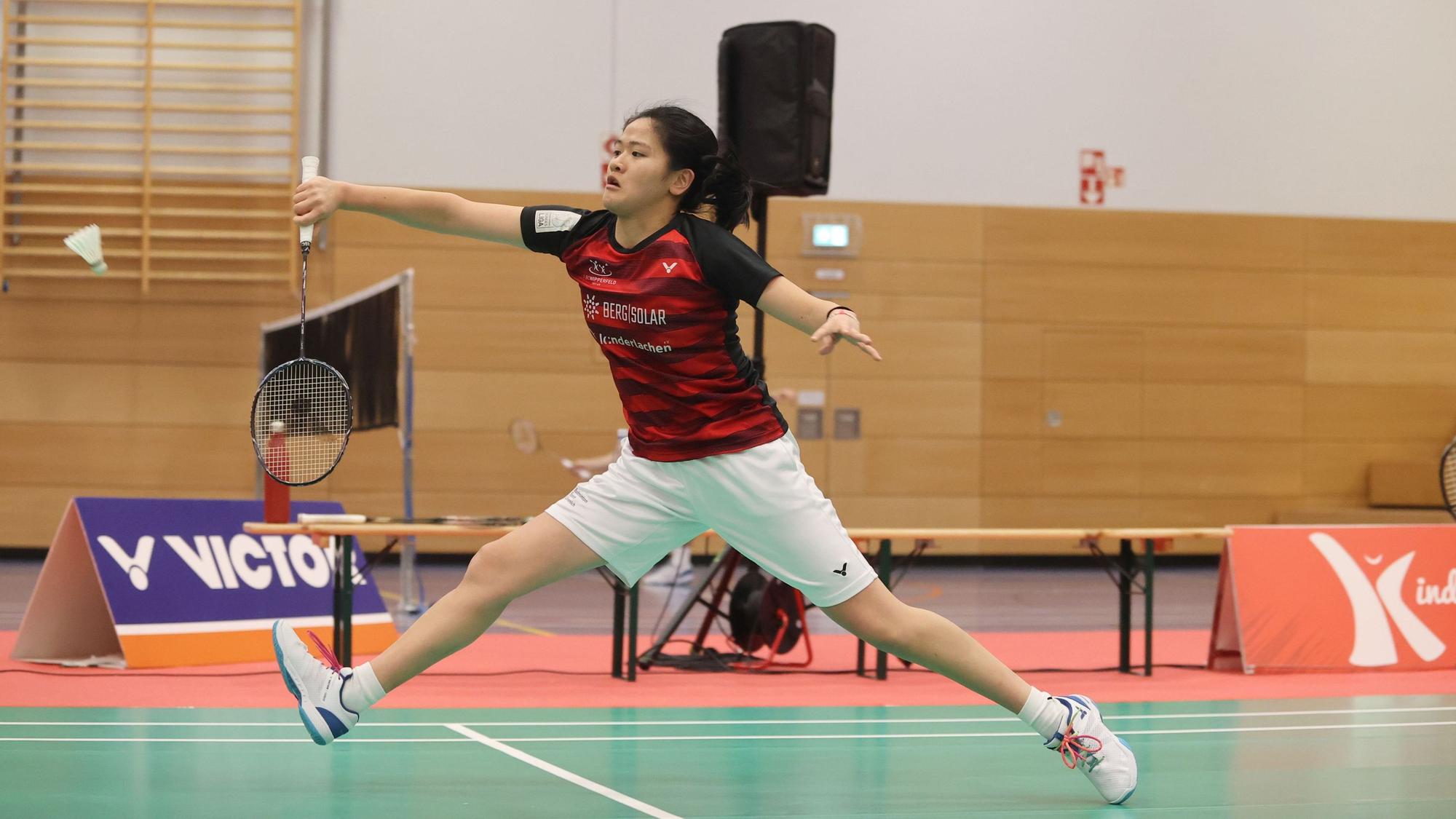 Foto einer Frau, die Badminton spielt