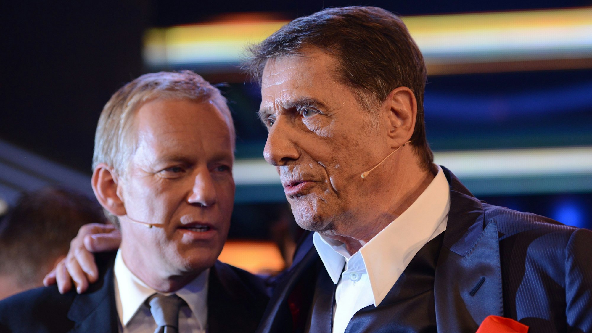 Moderator Johannes B. Kerner (l) und Schlagersänger Udo Jürgens stehen 2014 bei der ZDF-Jubiläumsgala ‚Udo Jürgens _ Mitten im Leben‘ auf der Bühne. (Archivbild)
