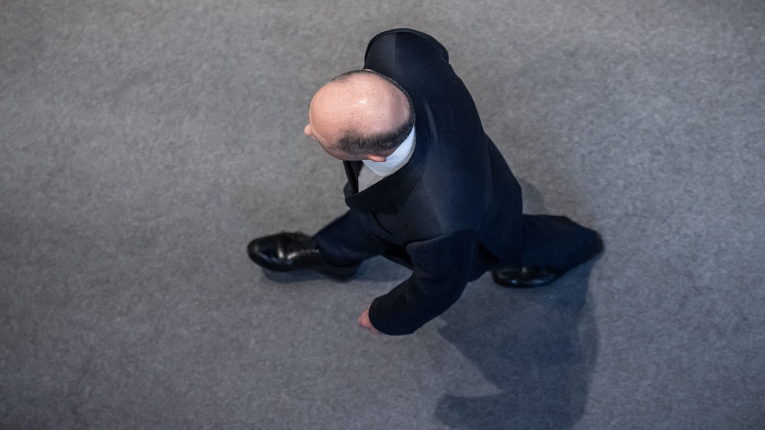 Bundeskanzler Olaf Scholz (SPD), verlässt nach der Befragung der Bundesregierung den Plenarsaal im Bundestag.