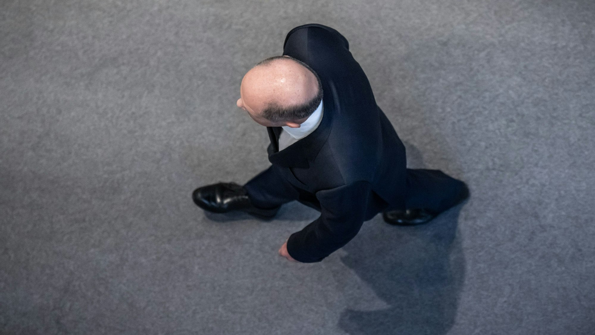 Bundeskanzler Olaf Scholz (SPD), verlässt nach der Befragung der Bundesregierung den Plenarsaal im Bundestag.