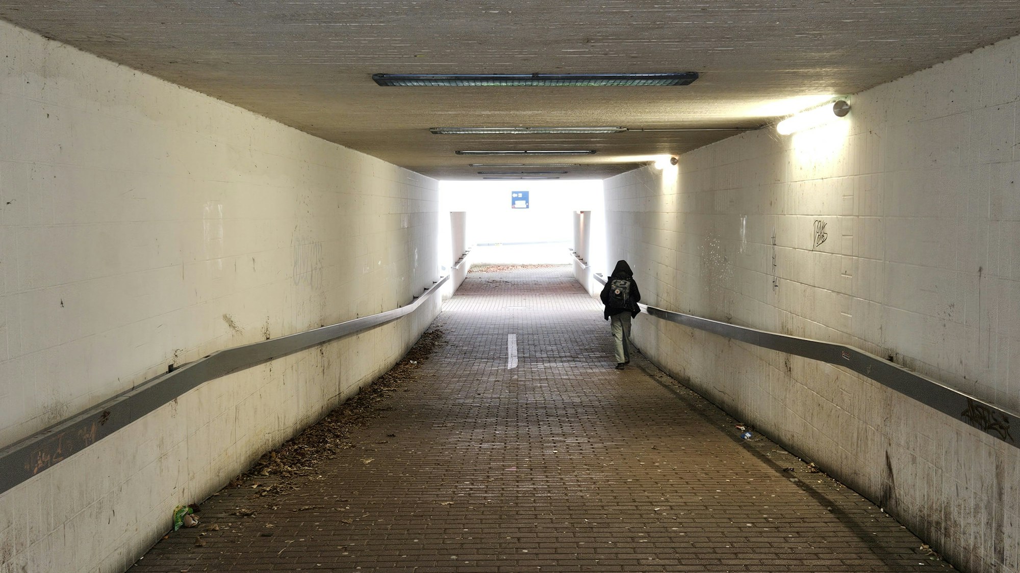 Blick in den Fußgängertunnel am Kaller Bahnhof, in dem ein Fußgänger unterwegs ist.
