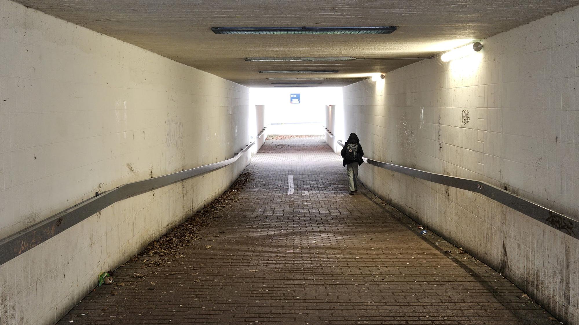Blick durch den Fußgängertunnel am Kaller Bahnhof.