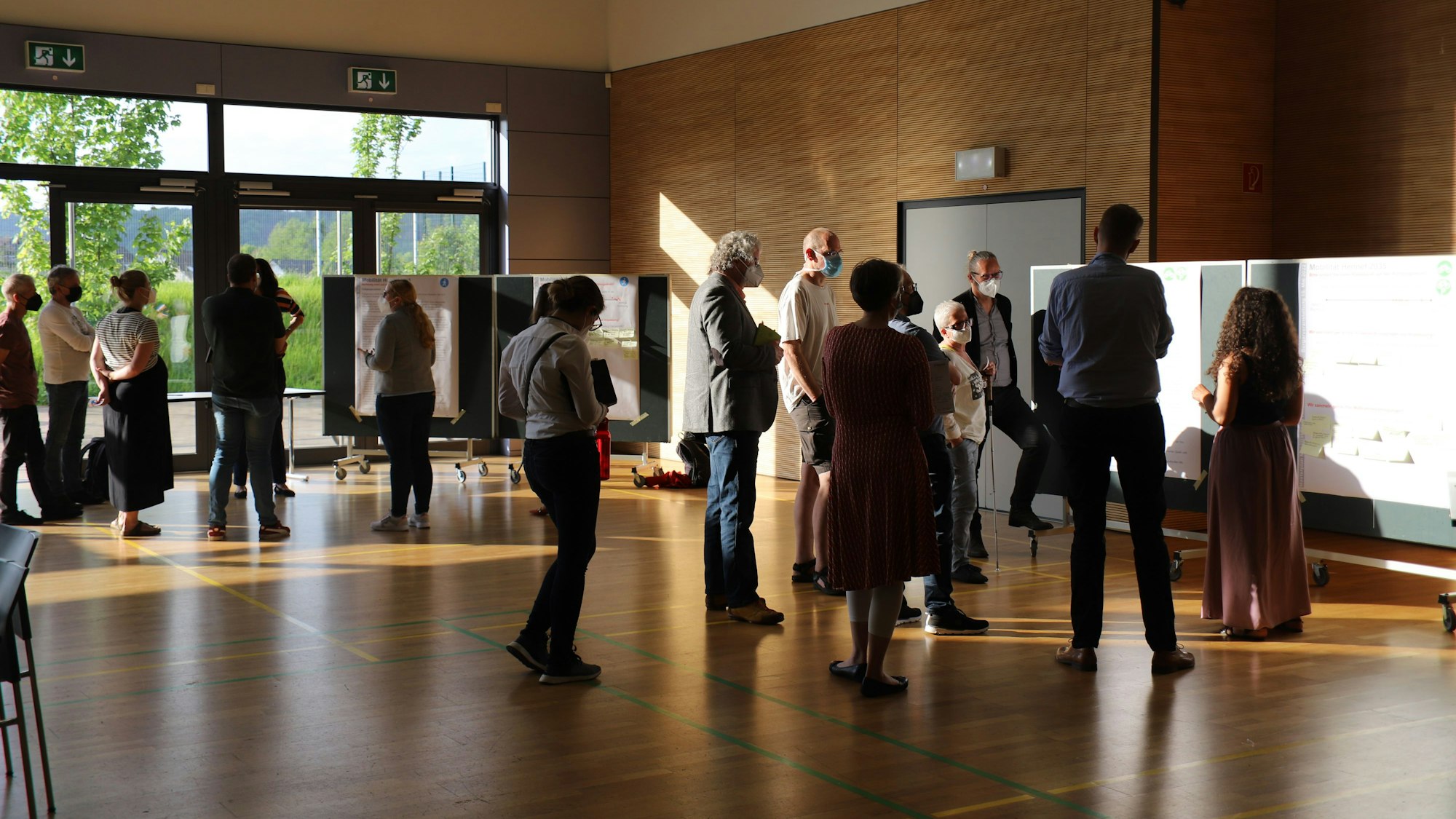 Zahlreiche Menschen beteiligen sich in einer Halle an einem Workshop.