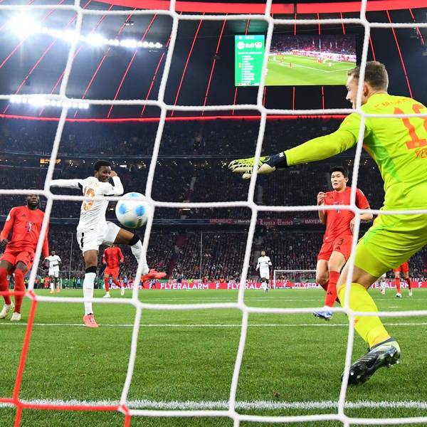Nathan Tella (3.vl) erzielt das Tor zum 1:0 gegen Münchens Torwart Daniel Peretz.