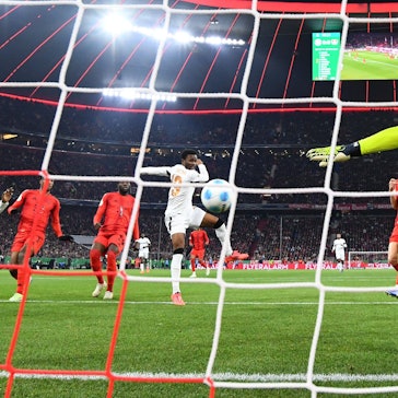 Nathan Tella (3.vl) erzielt das Tor zum 1:0 gegen Münchens Torwart Daniel Peretz.