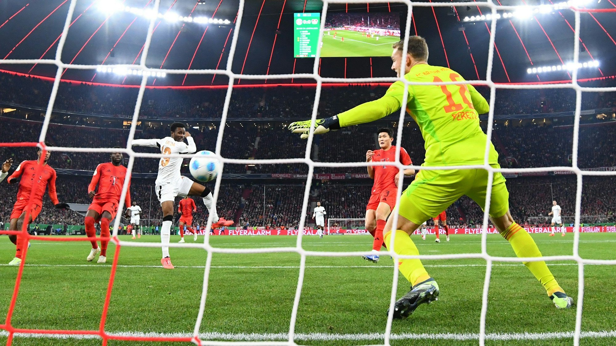 Nathan Tella (3.vl) erzielt das Tor zum 1:0 gegen Münchens Torwart Daniel Peretz.