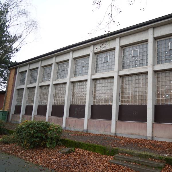 Auf dem Bild ist eine marode Turnhalle zu sehen.