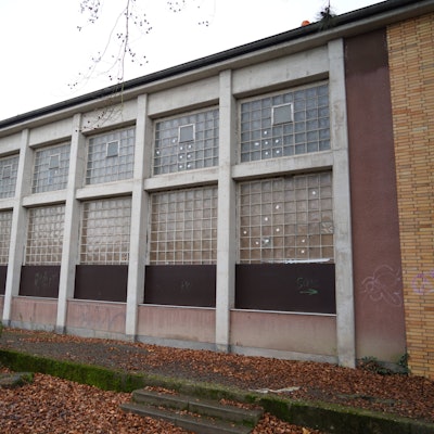 Auf dem Foto ist das Gebäude der Turnhalle der Johannes-Schule von außen zu sehen.