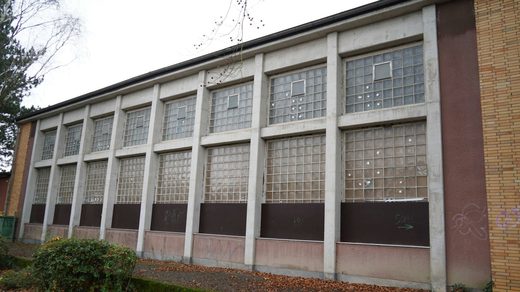 Auf dem Bild ist eine marode Turnhalle zu sehen.