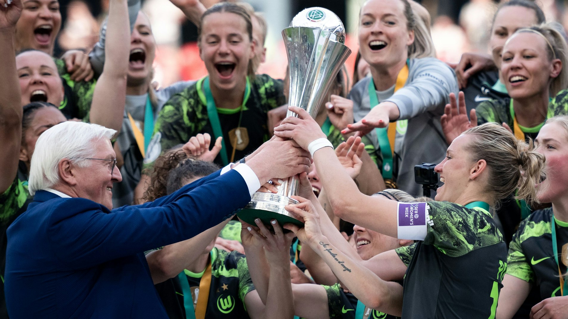 Frauenfußball hat in Köln Tradition: In diesem Jahr ist das Endspiel bereits zum 15. Mal in Köln ausgetragen worden, den Titel sicherte sich der VfL Wolfsburg.  Bundespräsident Frank-Walter Steinmeier (l) übergibt den Pokal an Wolfsburgs Alexandra Popp (r).