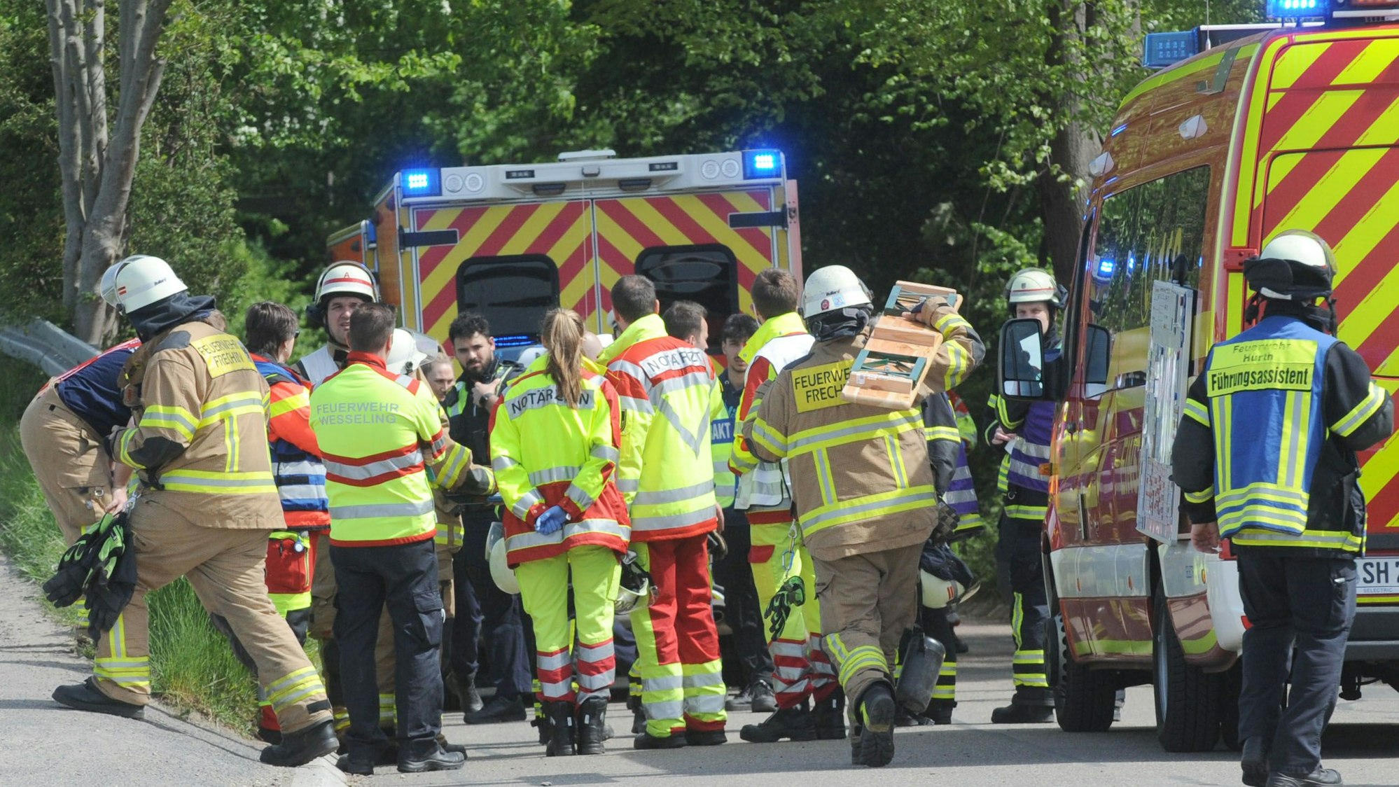 Das Bild zeigt mehrere Rettungskräfte an der Einsatzstelle.