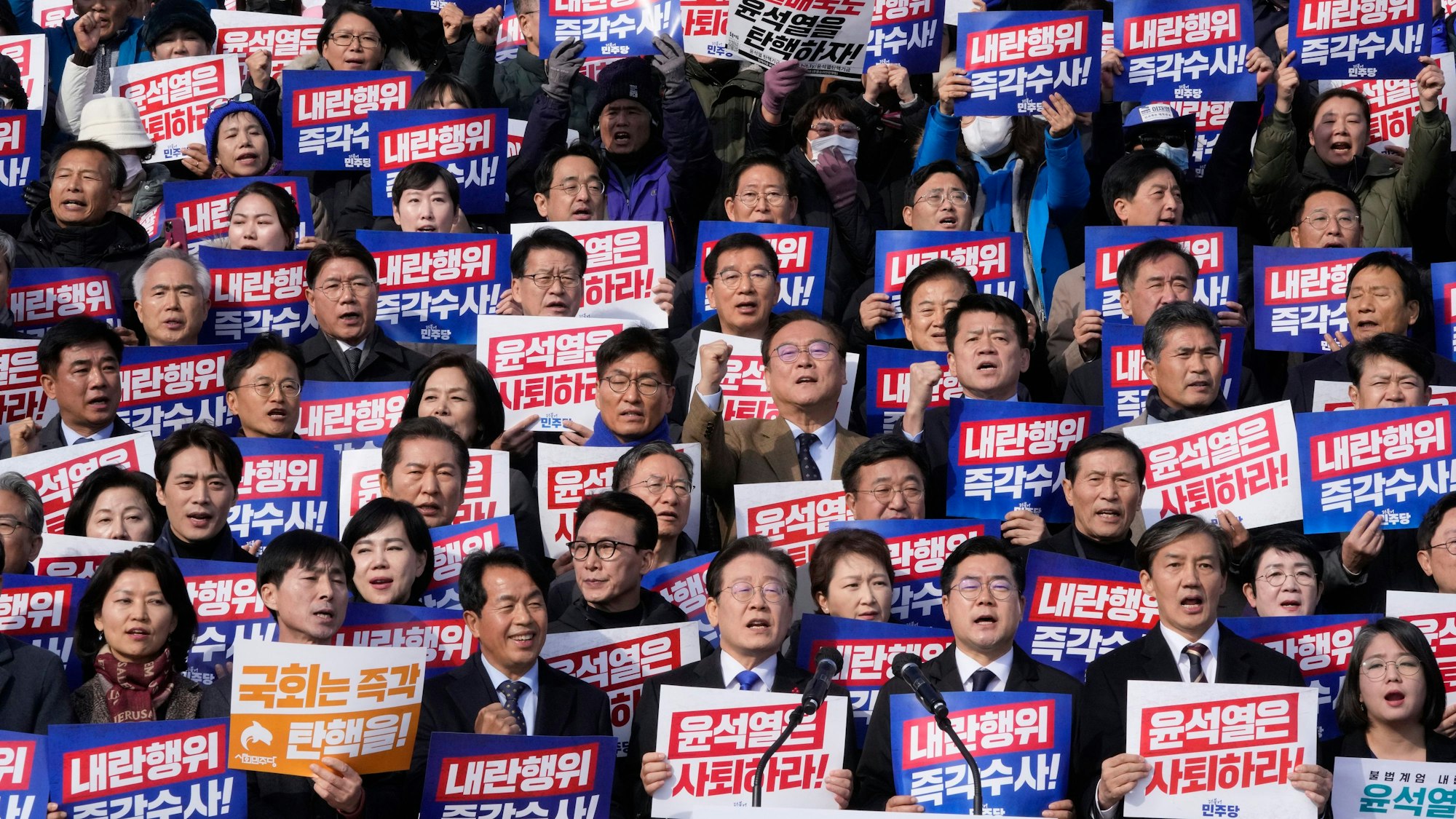 Südkoreas wichtigster Oppositionsführer der Demokratischen Partei, Lee Jae-myung (unten in der Mitte) während einer Kundgebung gegen Präsident Yoon Suk Yeol vor der Nationalversammlung in Seoul am 4. Dezember