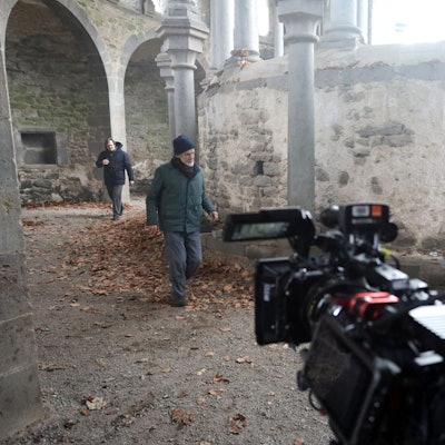 Ein Kameramann und Schauspieler in der Klosterruine