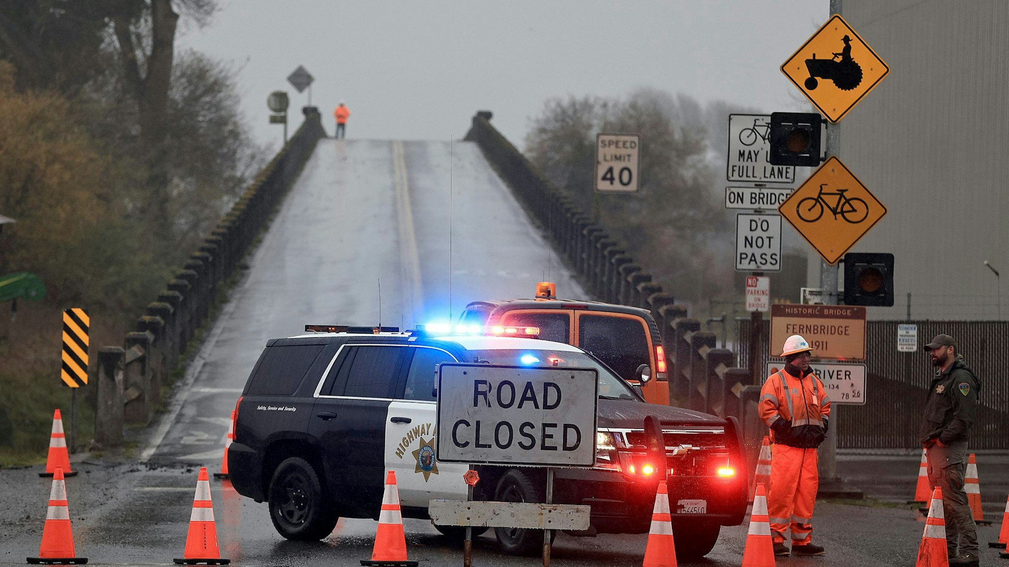 Caltrans-Arbeiter inspizieren die Fernbridge, die Hauptverkehrsader, die Ferndale mit dem Eel River verbindet, nach einem Erdbeben in der Nähe von Fortuna.