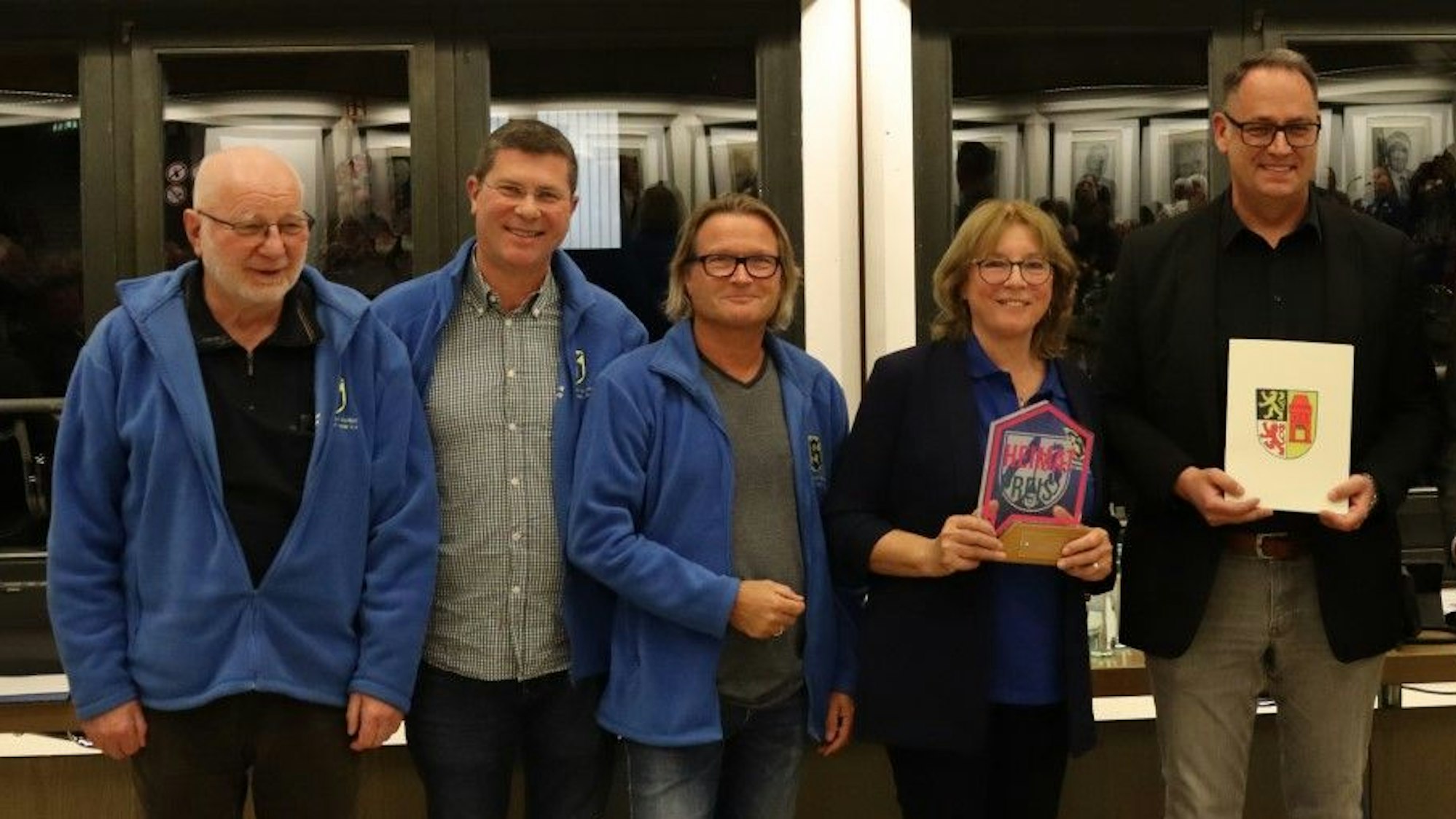 Zu sehen sind Vertreter des Vereins „Sindorf gestern und heute“ bei einer Ehrung.