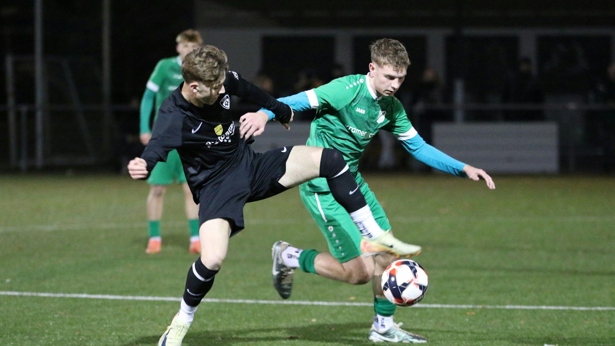 Das Bild zeigt einen Zweikampf von Aaron Mertens.