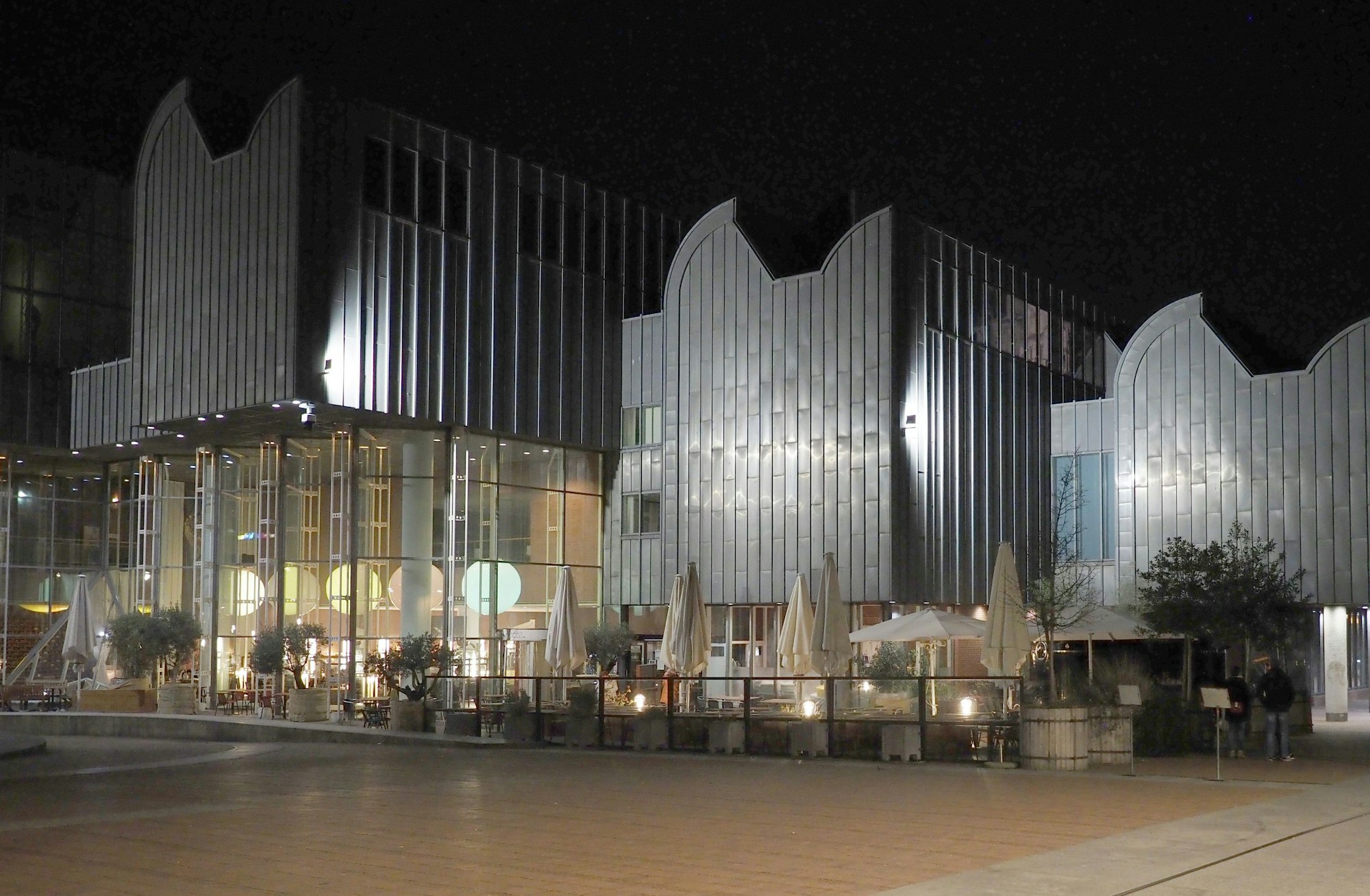 Der Heinrich-Böll-Platz mit Museum Ludwig und Café-Restaurant Ludwig im Museum.