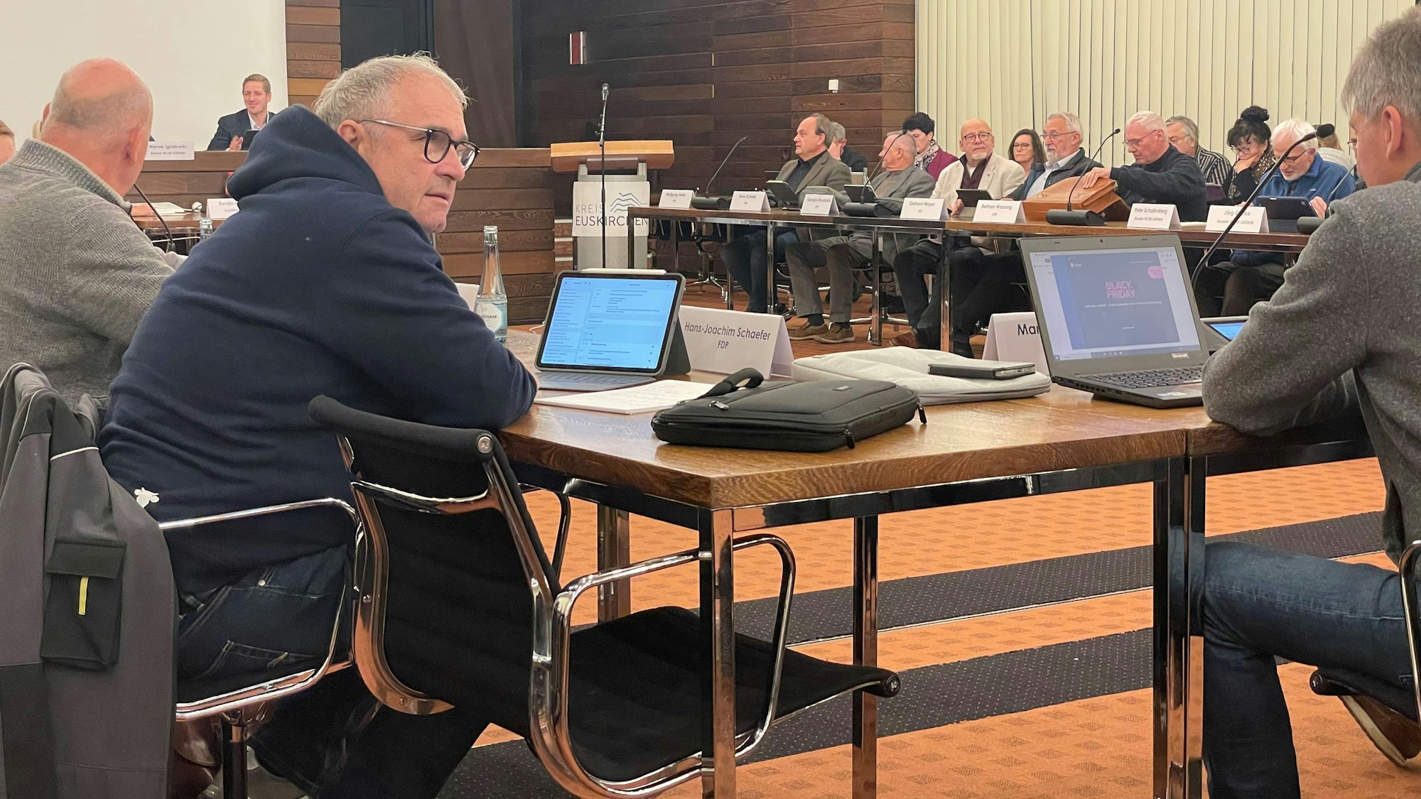 Das Bild zeigt einen Moment in einer Sondersitzung des Kreises Euskirchen.