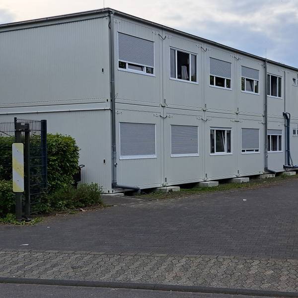 Auf dem ehemaligen Gelände eines Baumarkts in Niederkassel-Ranzel stehen Wohncontainer, in denen Geflüchtete wohnen.